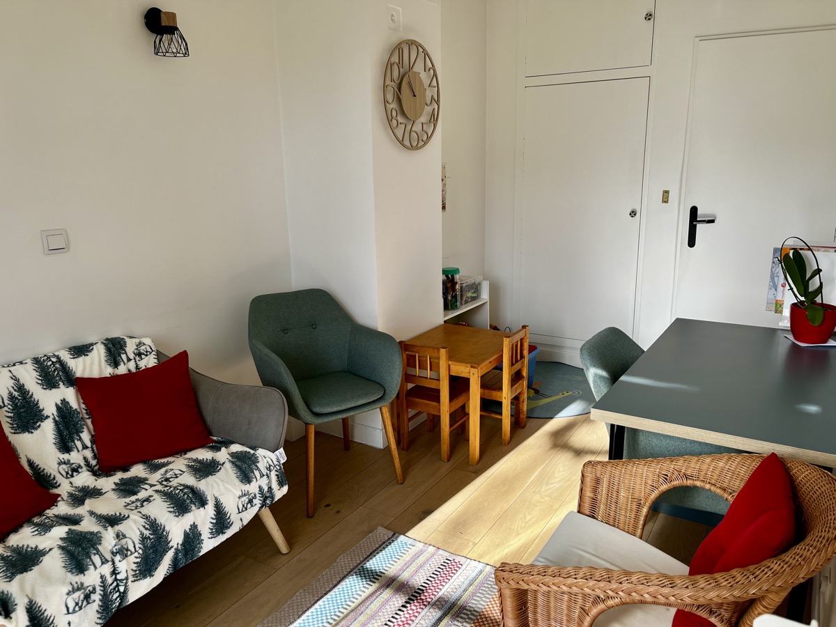 Cabinet de psychologie à Versailles, vue d'ensemble avec fauteuils et espace enfants