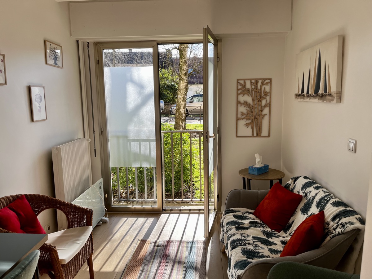 Cabinet de psychologie à Versailles, vue sur le balcon, lumière naturelle